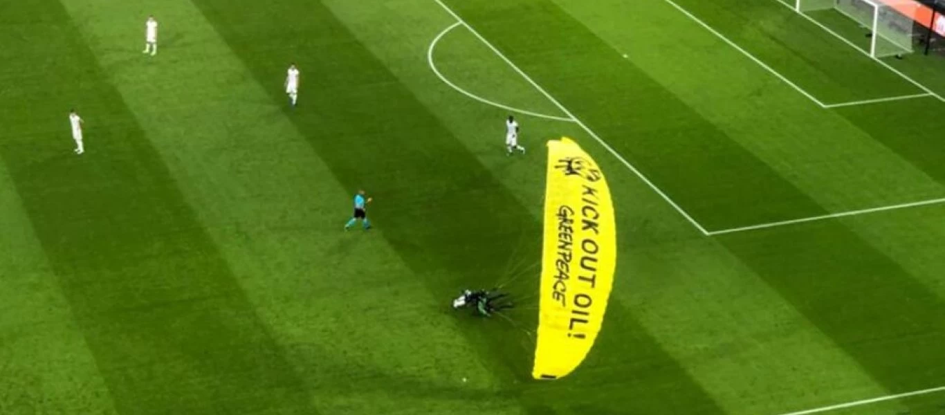  Ακτιβιστής της Green Peace προσγειώθηκε με «παραπέντε» εν μέσω του παιχνιδιού Γερμανίας-Γαλλίας